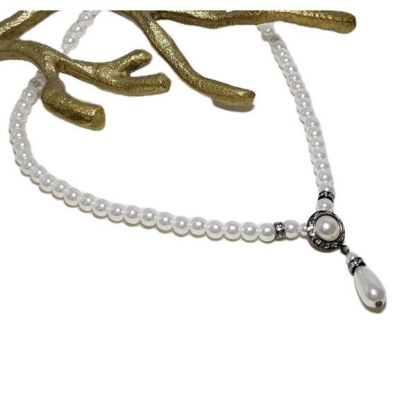 Vintage 16 Inch Faux Pearl Necklace With Ornate Clasp possibly silver. - Picture 12 of 12